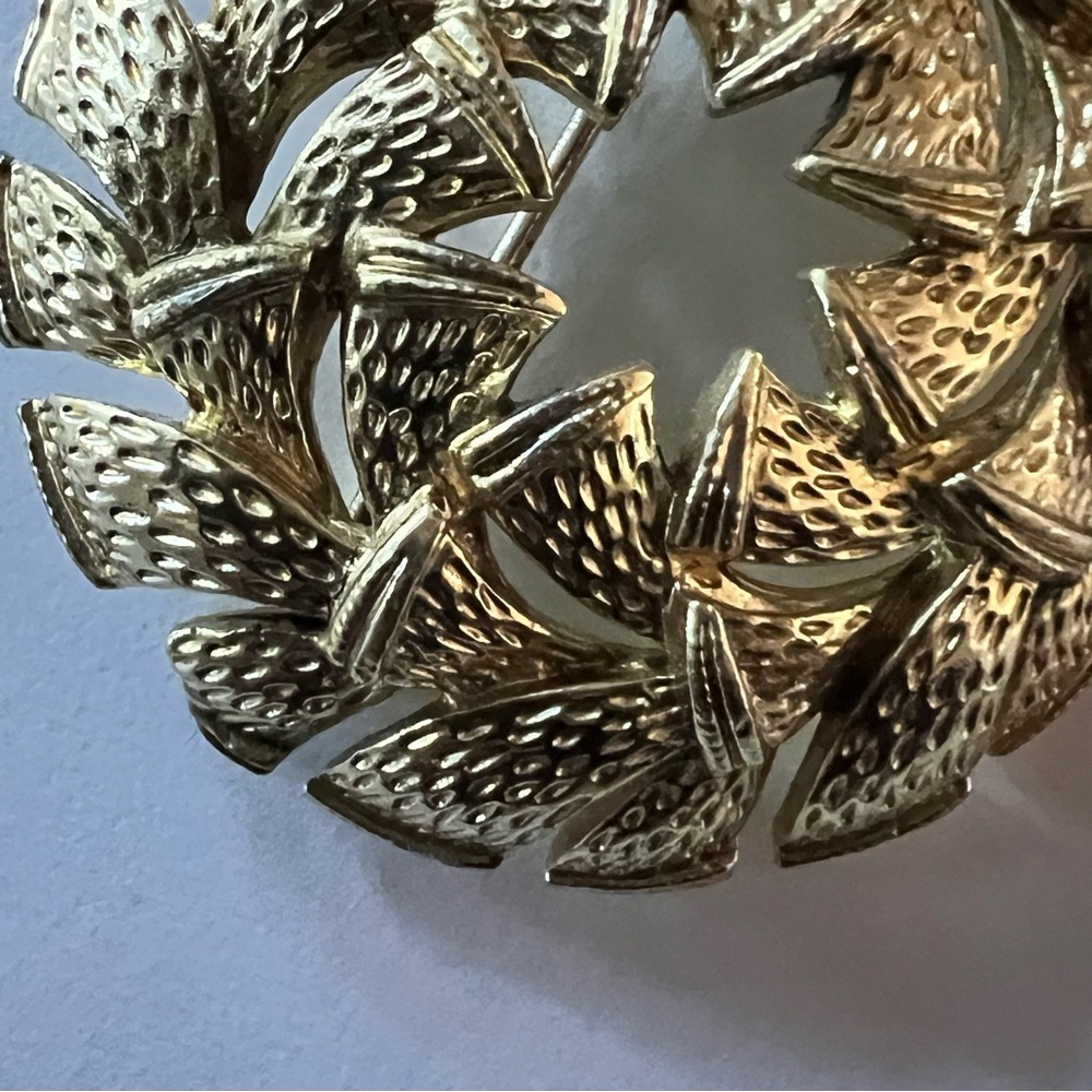 Vintage Corocraft Gold Wreath Brooch - Picture 4 of 7